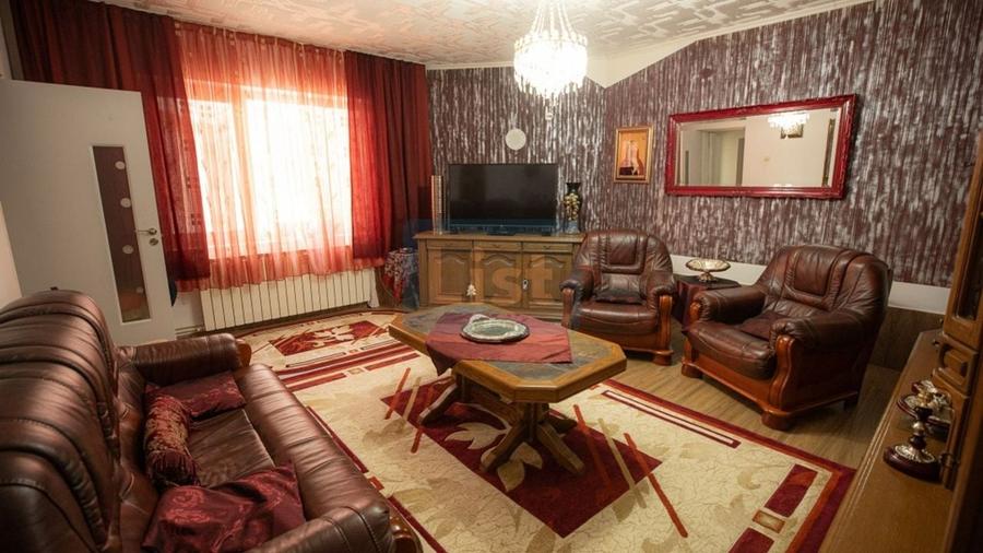 Casă cu 7 camere cu Canalizare în Centrul Civic