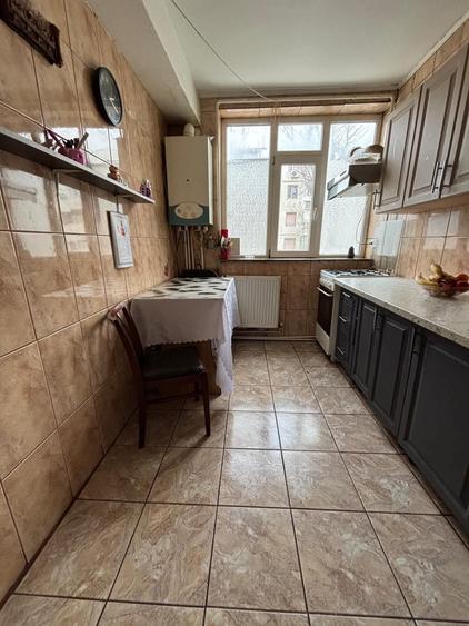 Apartament cu 3 camere semidecomandat în Exterior Vest