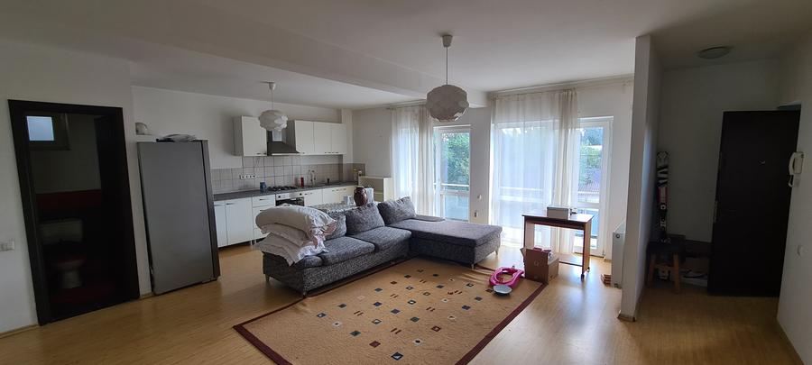 Apartament cu 3 camere semidecomandat în Exterior Nord