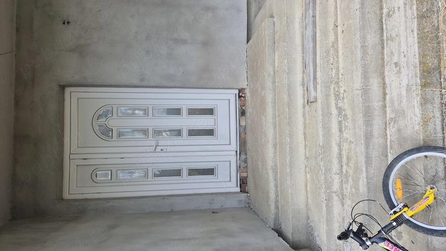 Casă cu Teren 4672 Mp în Central