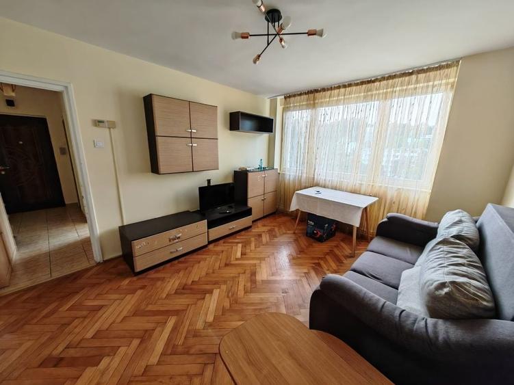 Apartament cu 3 camere semidecomandat în Central