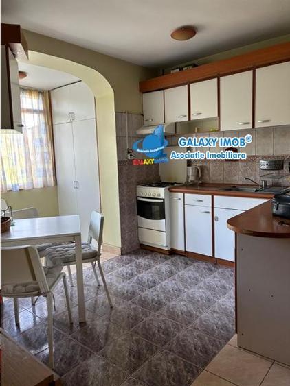 Apartament cu 3 camere semidecomandat, mobilat în Dristor