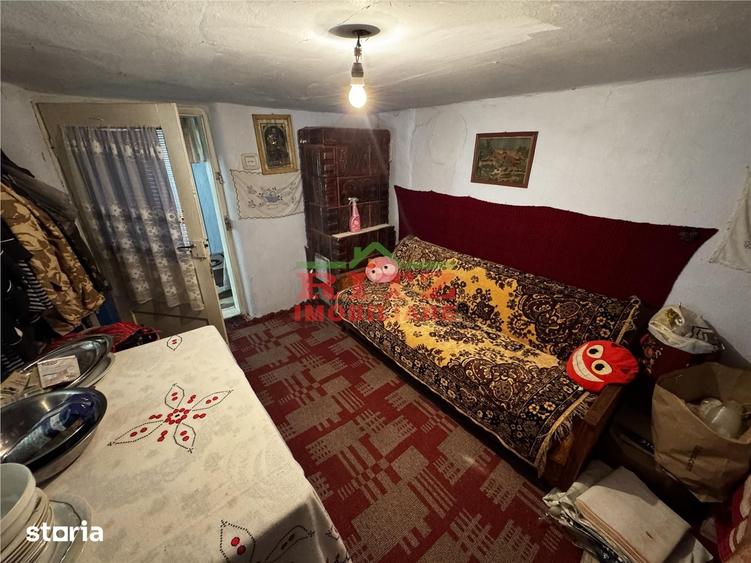 Casă cu 4 camere cu Teren 2437 Mp în Osica de Sus