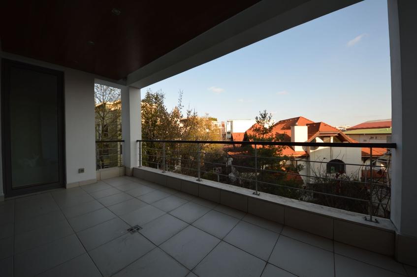 Apartament cu 3 camere semidecomandat, mobilat în Șoseaua Nordului