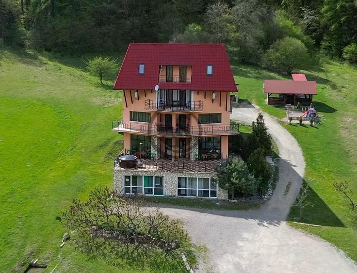Casă cu 12 camere cu Canalizare în Brădet