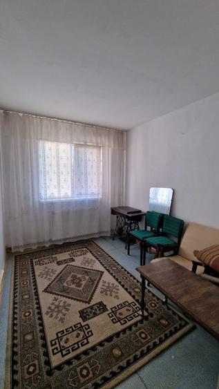 Apartament cu 4 camere semidecomandat în Craiovița Nouă