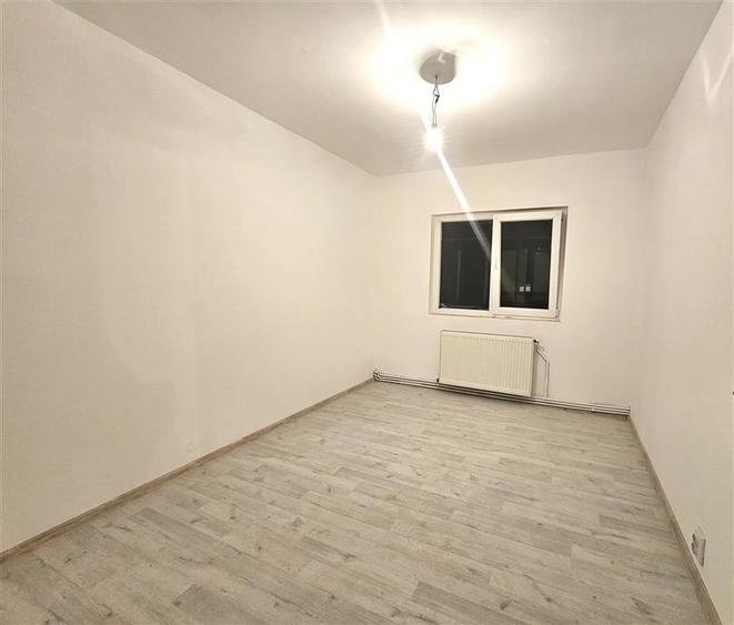 Apartament cu 3 camere decomandat în Tomești