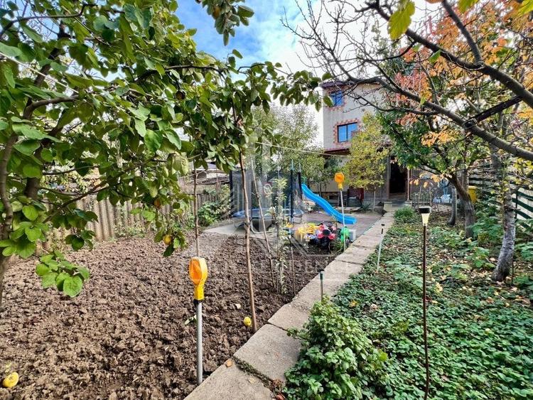 Casă individuală cu 9 camere cu Canalizare în Crângași