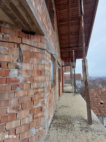Casă cu 10 camere cu Teren 1800 Mp în Luna