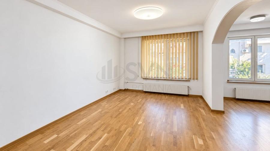 Apartament cu 8 camere decomandat în Kiseleff