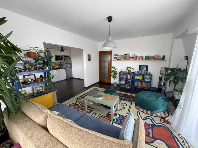 Apartament cu 3 camere decomandat în Tractorul