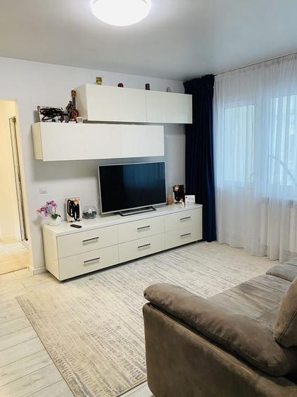 Apartament cu 3 camere semidecomandat în Podu Roș