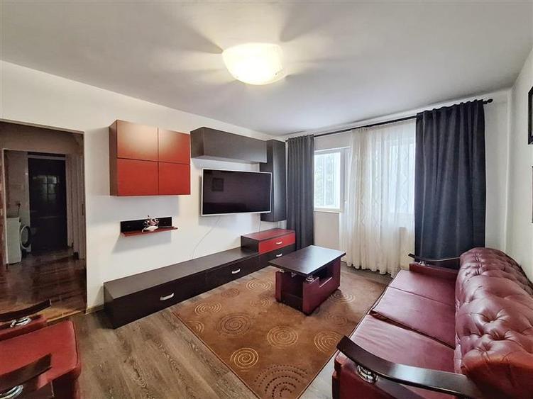 Apartament cu 3 camere semidecomandat, mobilat în Milcov