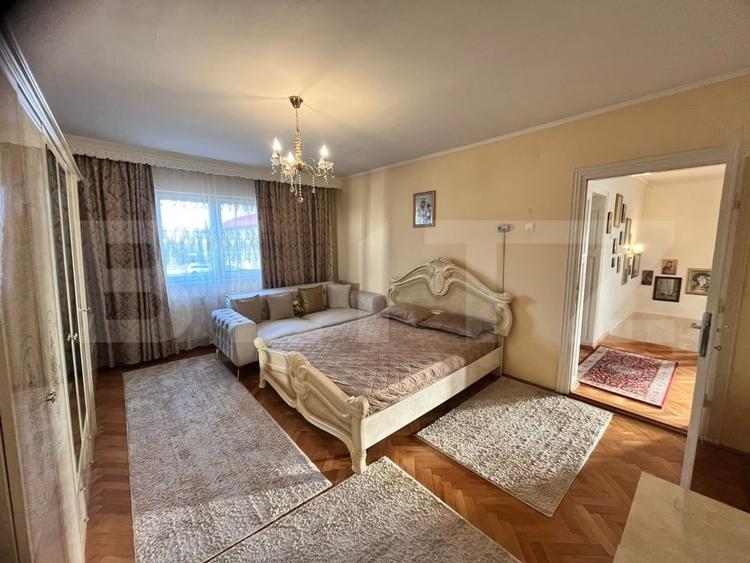 Casă individuală cu 8 camere cu Canalizare în Cetate