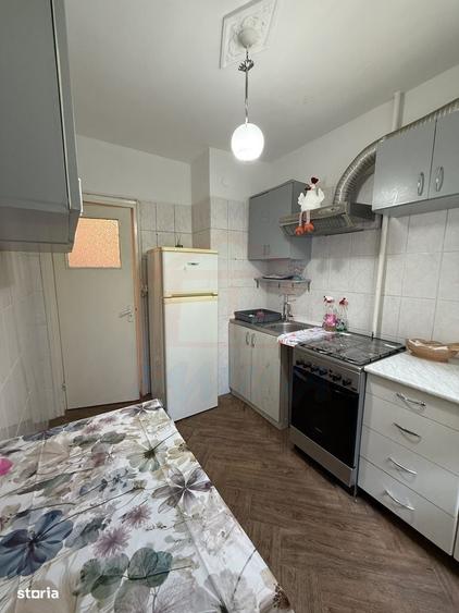 Apartament cu 3 camere semidecomandat în Sârbi