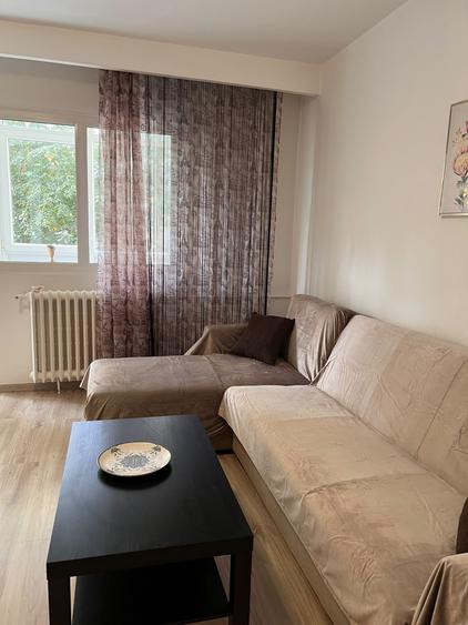 Apartament cu 3 camere decomandat în P-ța Victoriei
