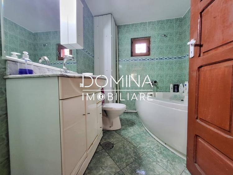 Casă individuală cu 6 camere cu Canalizare în Est