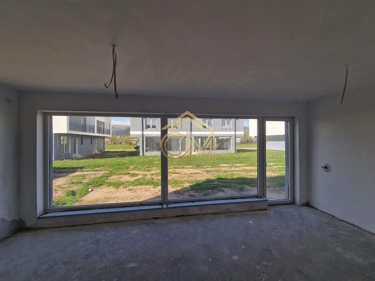 Duplex cu 4 camere cu Canalizare în Rășinari