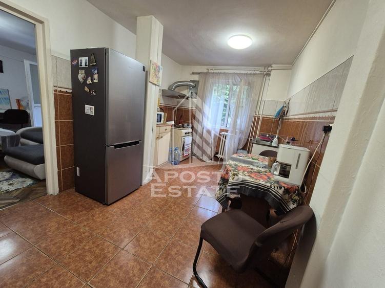 Apartament cu 3 camere semidecomandat, mobilat în Circumvalațiunii
