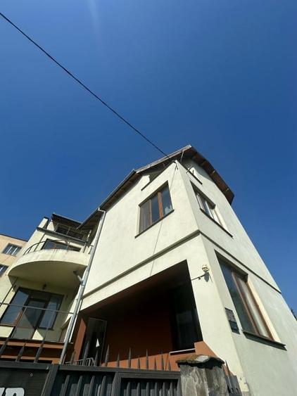 Casă cu 8 camere cu Teren 179 Mp în Craiter