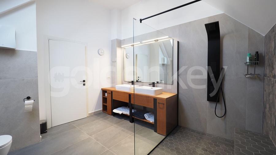 Apartament cu 5 camere semidecomandat, mobilat în Băneasa