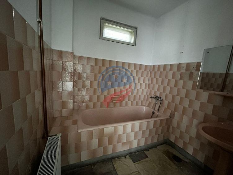 Casă individuală cu 8 camere cu Canalizare în Ultracentral