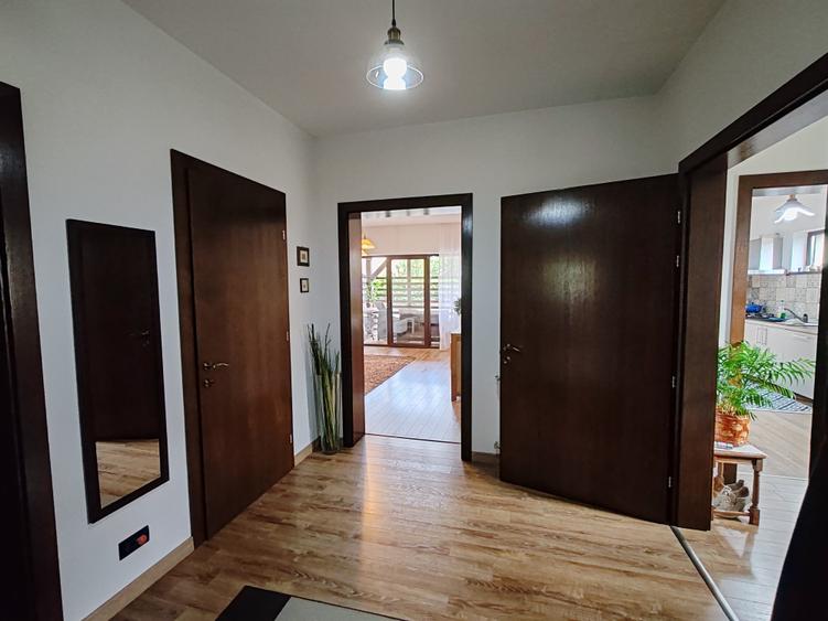 Casă individuală cu 3 camere cu Canalizare în Central