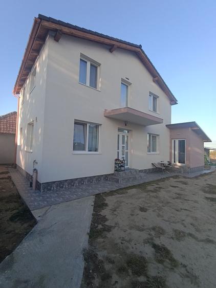 Casă cu 4 camere în Tărian