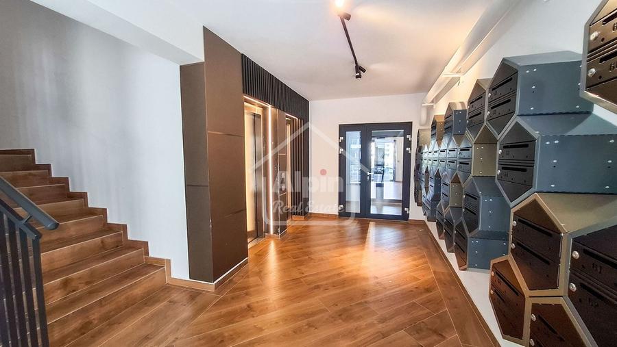 Apartament cu 3 camere decomandat în Tractorul