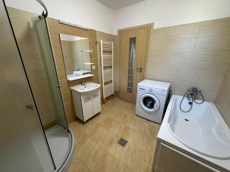 Apartament cu 3 camere semidecomandat în Calea Dumbrăvii