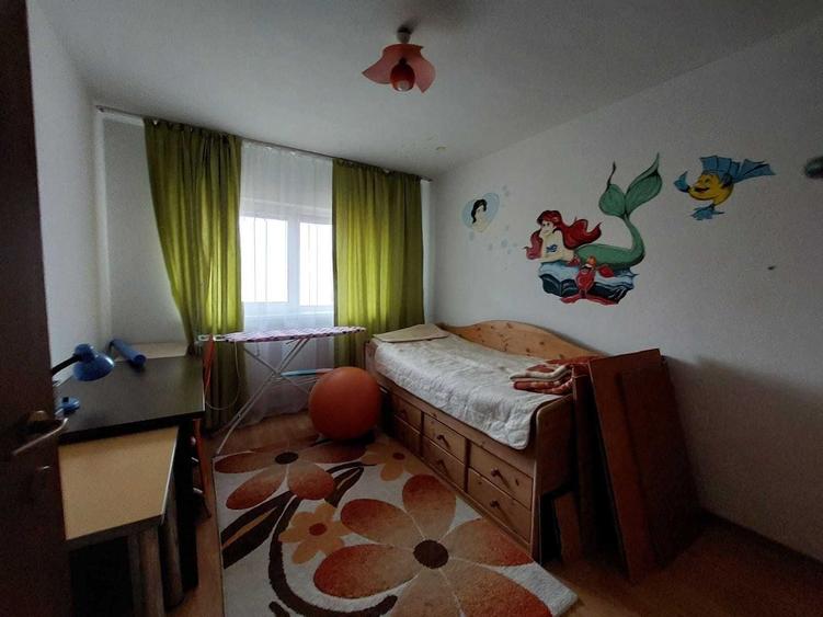 Apartament cu 3 camere decomandat în Florești