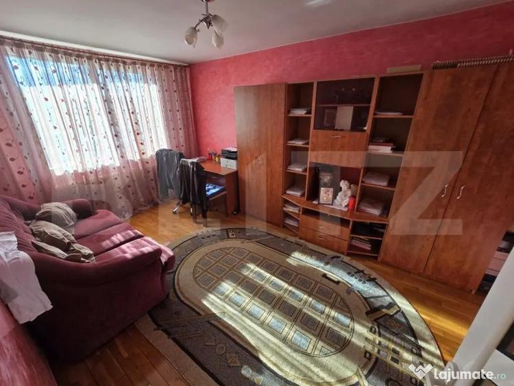 Casă cu 8 camere cu Teren 750 Mp în Micești