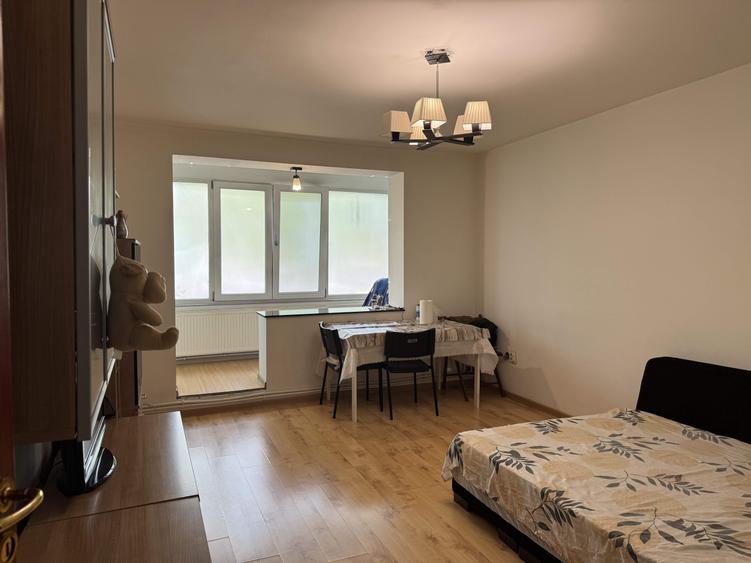 Apartament cu 3 camere semidecomandat în Central