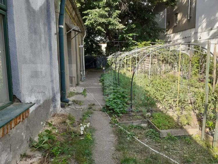 Casă cu 5 camere cu Teren 596 Mp în Central