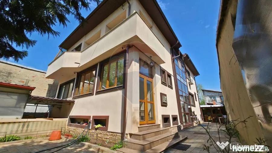 Casă cu 7 camere cu Teren 350 Mp în Lacul Morii