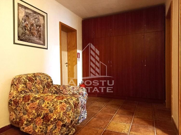 Casă individuală cu 20 camere cu Canalizare în Central