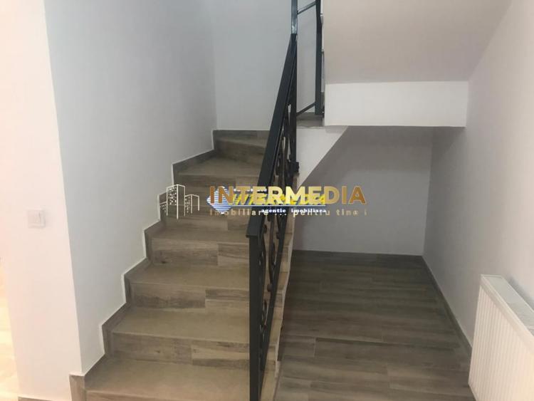 Duplex cu 4 camere cu Canalizare în Micești