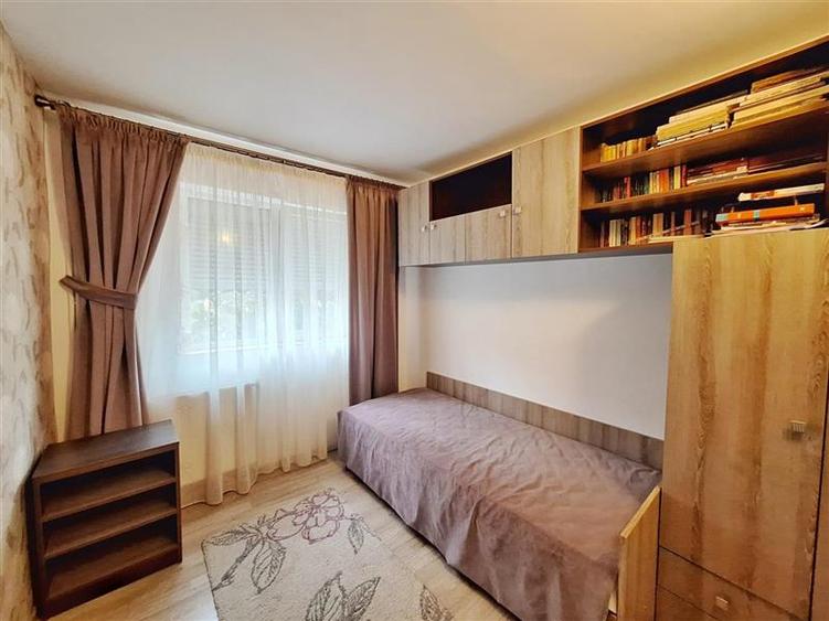 Apartament cu 3 camere semidecomandat, mobilat în Milcov