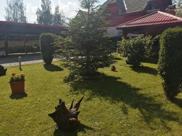 Casă cu 9 camere cu Teren 1500 Mp în Moieciu
