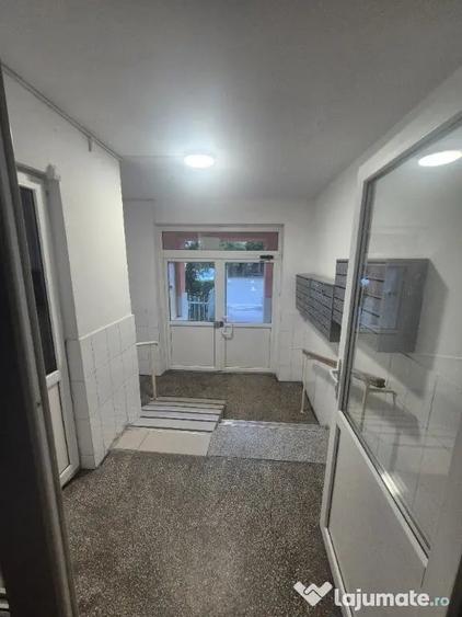 Apartament cu 3 camere decomandat în Exterior Vest