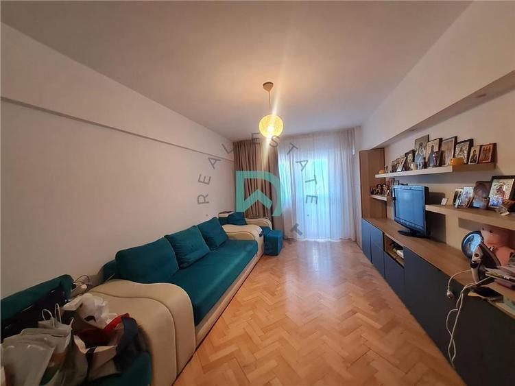 Apartament cu 3 camere decomandat, mobilat în Răcădău