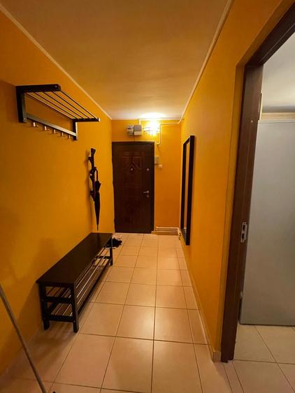 Apartament cu 3 camere semidecomandat, mobilat în Podu Roș