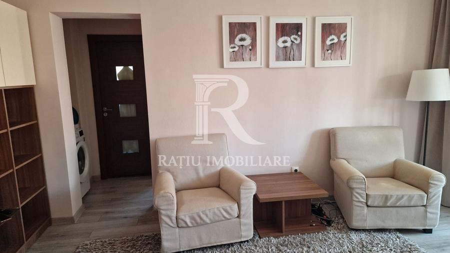 Apartament cu 3 camere semidecomandat, mobilat în Central