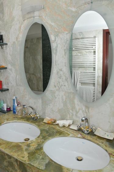Casă cu 9 camere cu Teren 900 Mp în Central
