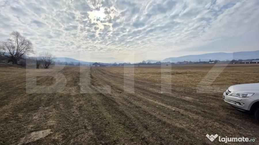 Teren de 7200 mp, în Central