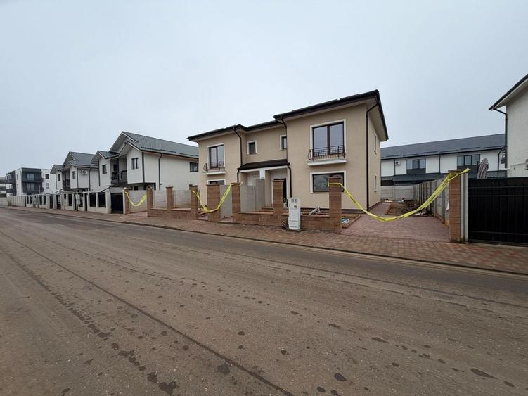 Duplex cu 4 camere cu Canalizare în Central