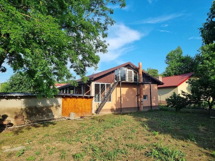 Casă cu 3 camere cu Teren 1880 Mp în Topalu