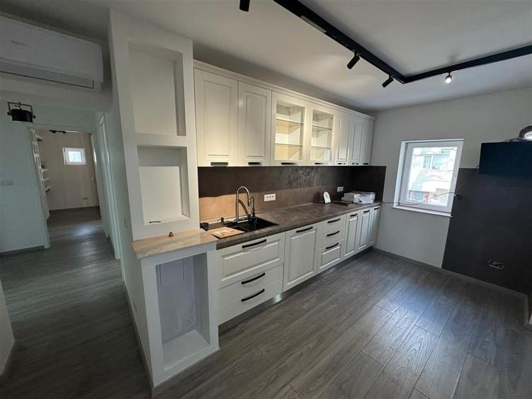 Apartament cu 3 camere decomandat, mobilat în Brăilei