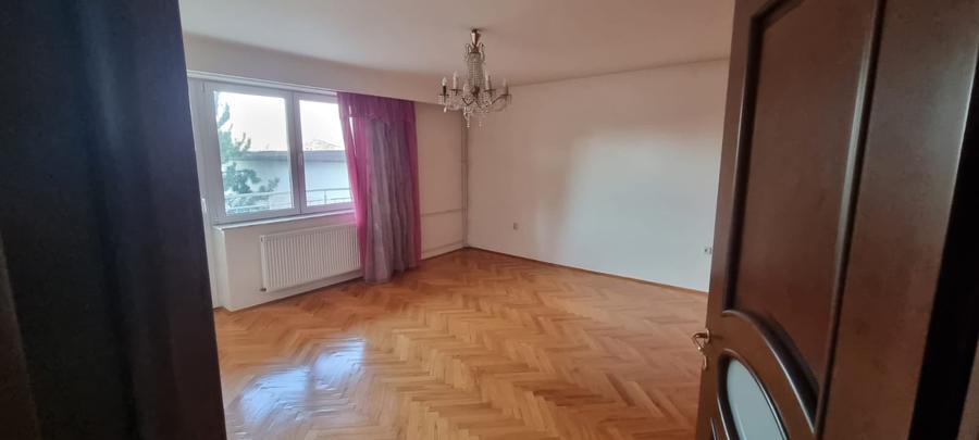 Casă individuală cu 6 camere cu Garaj în Central