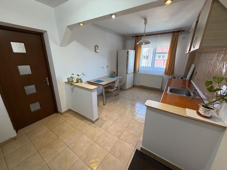 Apartament cu 2 camere semidecomandat, mobilat în 13 Septembrie
